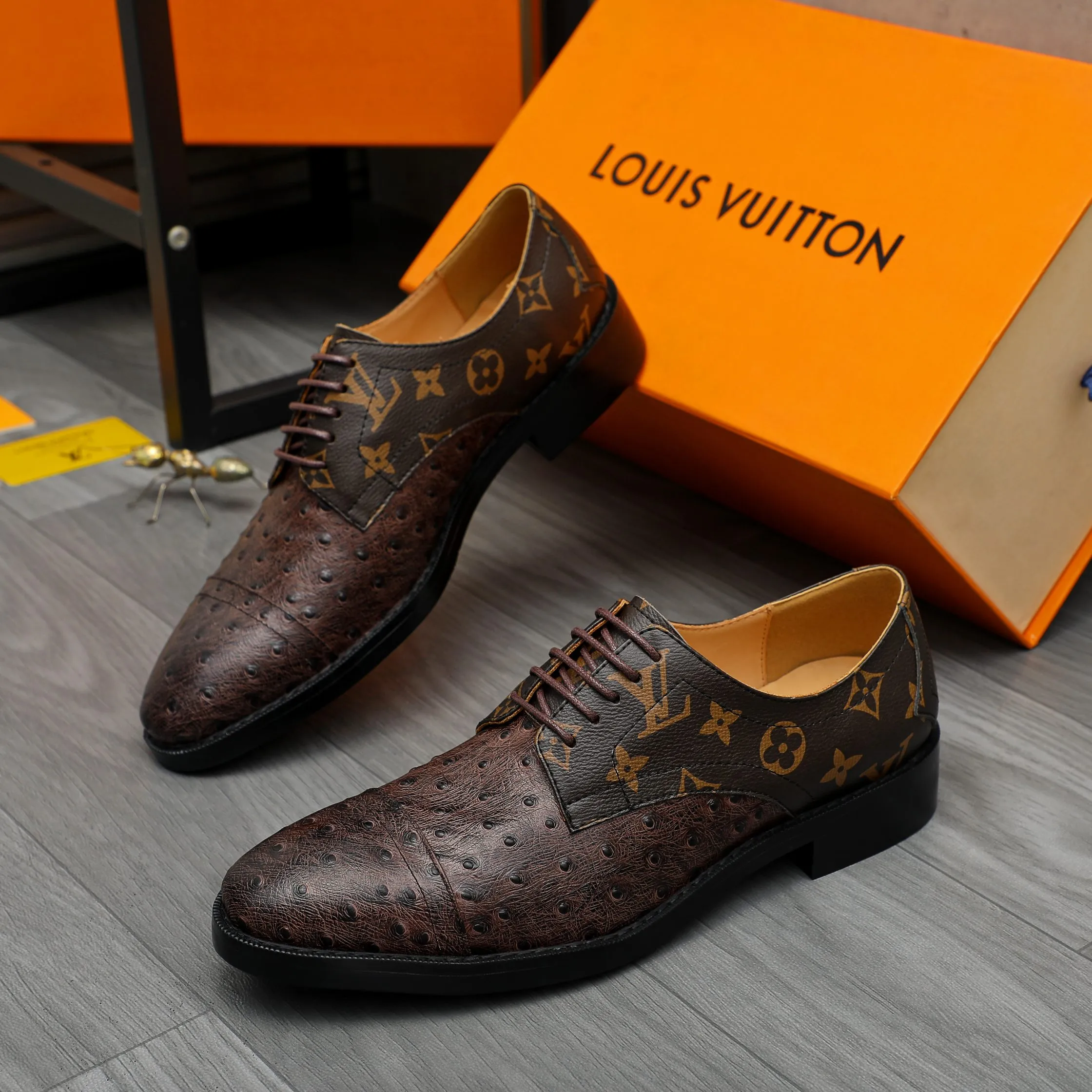 Men's shoes 💰500 Product trademark: LV "Louis Vuitton" business formal leather shoes Regular size: 39-45 (.45 customization is non-refundable) Product materials: Selected ostrich pattern cowhide stitching upper, cowhide lining, original rubber outsole